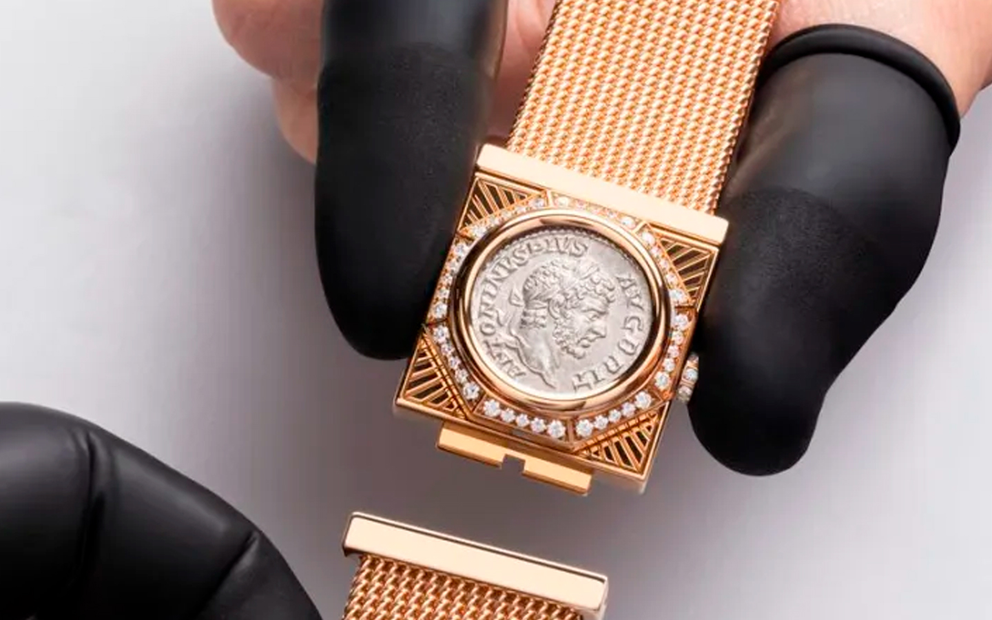 Bulgari lança relógio com moeda romana de 1.800 anos
