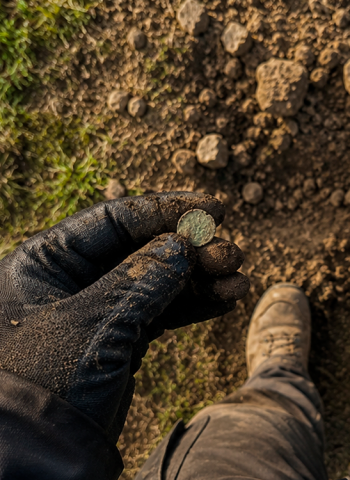 Ele achou que era um simples botão no campo — até descobrir uma moeda medieval de valor histórico incalculável