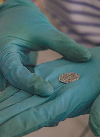 Moeda de Constantino encontrada sob Notre-Dame ajuda a reconstituir história de Paris