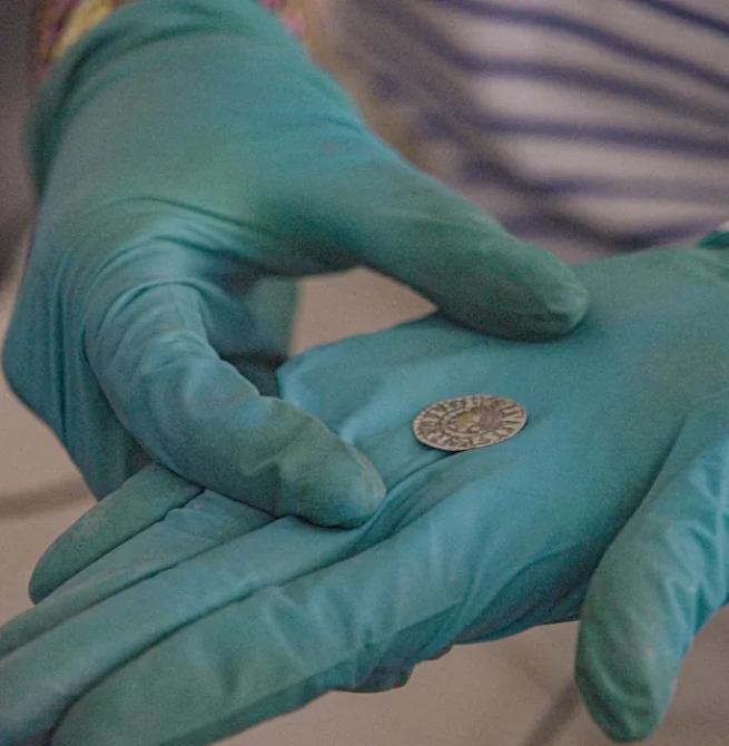 Moeda de Constantino encontrada sob Notre-Dame ajuda a reconstituir história de Paris