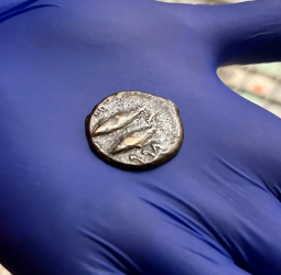 Moeda de antes de Cristo foi usada para pagar passagem de ônibus na Inglaterra