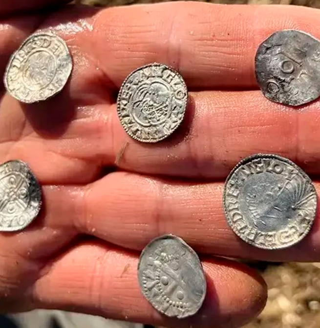 Tesouro de moedas da Era Viking bate recorde na Noruega