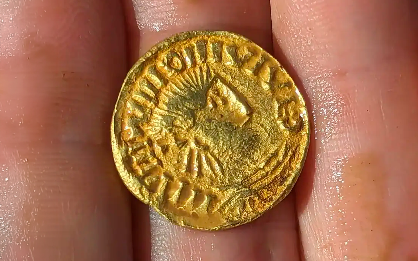 Tesouro Anglo-Saxão: Detectores de Metal Encontram 63 Moedas de Prata Enterradas por Medo dos Vikings