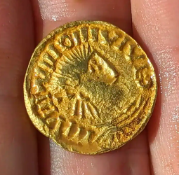 Tesouro Anglo-Saxão: Detectores de Metal Encontram 63 Moedas de Prata Enterradas por Medo dos Vikings