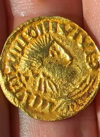 Tesouro Anglo-Saxão: Detectores de Metal Encontram 63 Moedas de Prata Enterradas por Medo dos Vikings