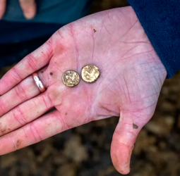 Arqueólogos encontram novas moedas em área do maior tesouro da Idade do Ferro no Reino Unido