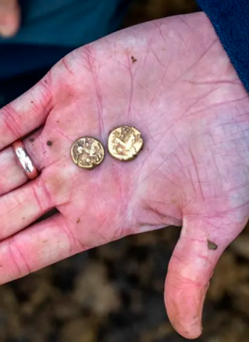 Arqueólogos encontram novas moedas em área do maior tesouro da Idade do Ferro no Reino Unido