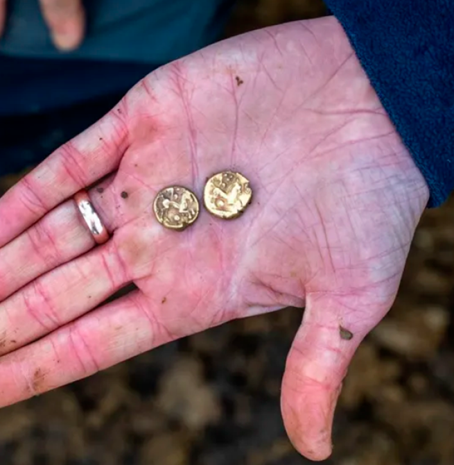 Arqueólogos encontram novas moedas em área do maior tesouro da Idade do Ferro no Reino Unido