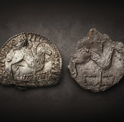 Moedas ‘Cordeiro de Deus’ de 1009 Ligadas ao Apocalipse São Encontradas na Dinamarca Após 1.000 Anos