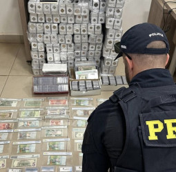 PRF apreende coleção de moedas e cédulas estrangeiras em caminhão na BR-277, em Cascavel